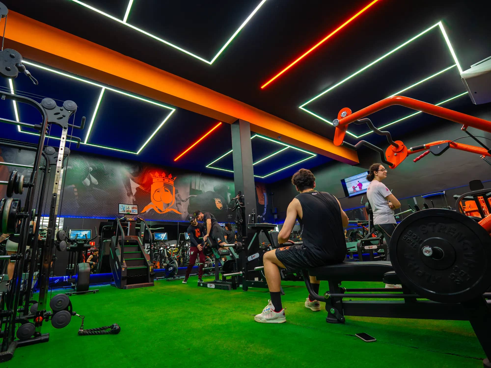 Área de musculação da MET com iluminação neon